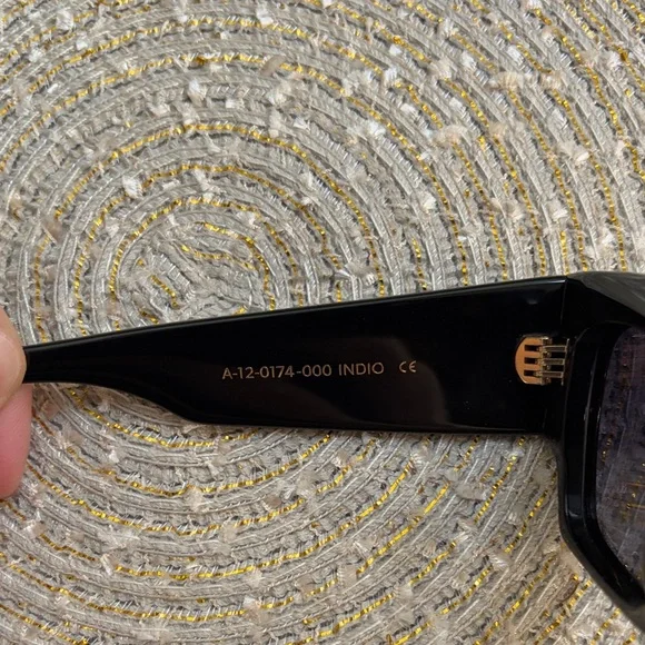 Anine Bing Bold Black Sunglasses - delightchanel.com display picture 1